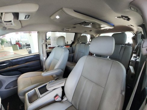 Used 2014 Chrysler Town & Country Touring image 30
