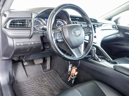 Used 2019 Toyota Camry SE image 2