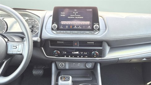 Used 2023 Nissan Rogue SV image 10
