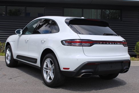 Certified 2024 Porsche Macan image 3