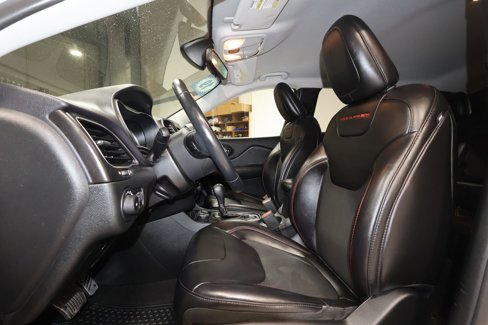 Used 2019 Jeep Cherokee Trailhawk image 22