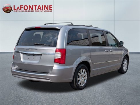 Used 2014 Chrysler Town & Country Touring image 5