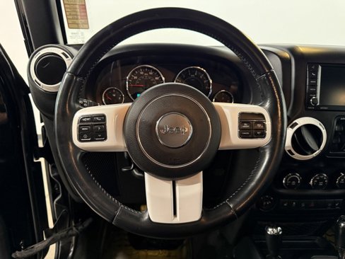 Used 2015 Jeep Wrangler Unlimited Sahara image 13