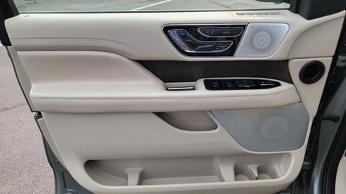 Used 2019 Lincoln Navigator Reserve image 17