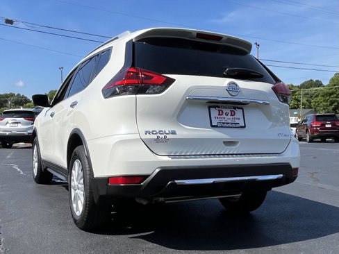 Used 2018 Nissan Rogue SV image 3