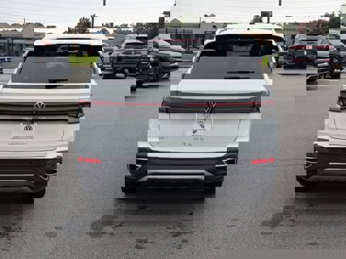 New 2025 Volkswagen Taos SE image 4