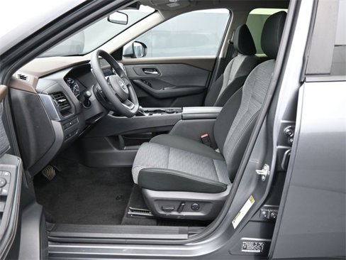 Used 2023 Nissan Rogue SV image 3