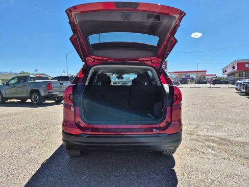 Used 2024 GMC Terrain SLE w/ Driver Convenience Package image 5