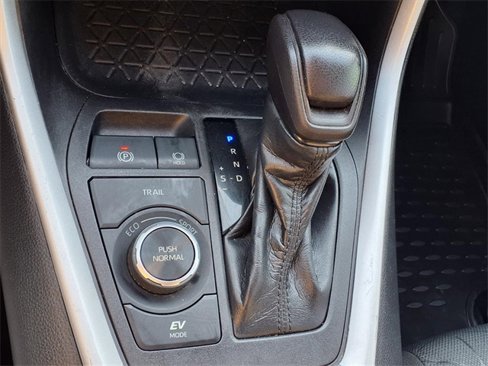 Used 2021 Toyota RAV4 XLE image 21