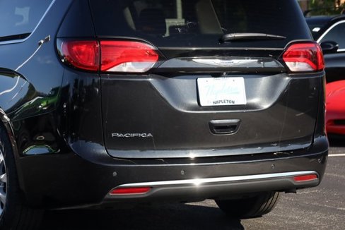Used 2018 Chrysler Pacifica Touring-L image 6