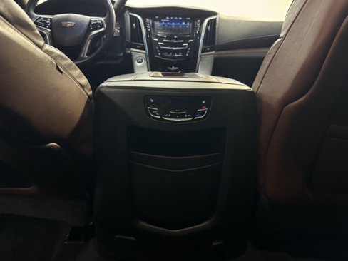 Used 2015 Cadillac Escalade Luxury image 30