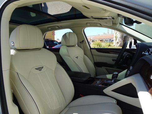Used 2021 Bentley Bentayga image 30