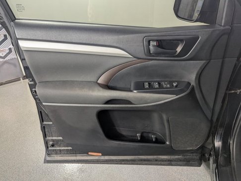 Used 2017 Toyota Highlander LE image 8