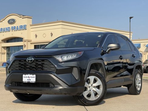 Used 2022 Toyota RAV4 LE image 2