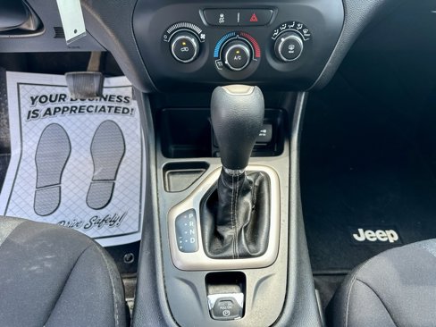 Used 2018 Jeep Cherokee Latitude w/ Altitude Package image 17
