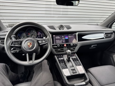 Certified 2025 Porsche Macan image 12