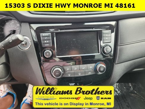 Used 2019 Nissan Rogue SV image 11
