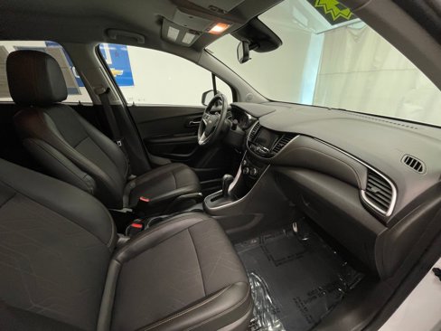 Used 2022 Chevrolet Trax LT w/ Redline Edition image 8