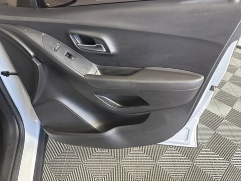 Used 2020 Chevrolet Trax LT w/ LT Convenience Package image 32