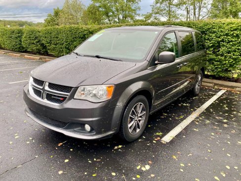 Used 2017 Dodge Grand Caravan SXT image 2