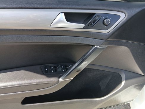 Used 2015 Volkswagen Golf TDI S image 12