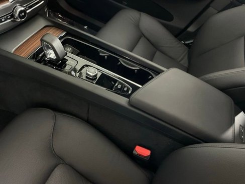 Certified 2024 Volvo XC60 B5 Plus w/ Protection Package Premier image 22