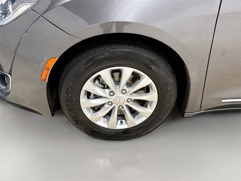 Used 2019 Chrysler Pacifica Touring-L image 29