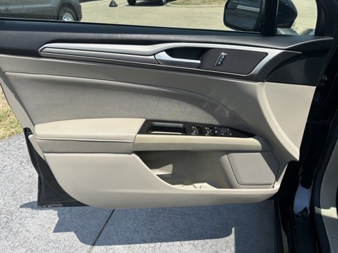 Used 2017 Ford Fusion SE w/ Fusion SE Technology Package image 8