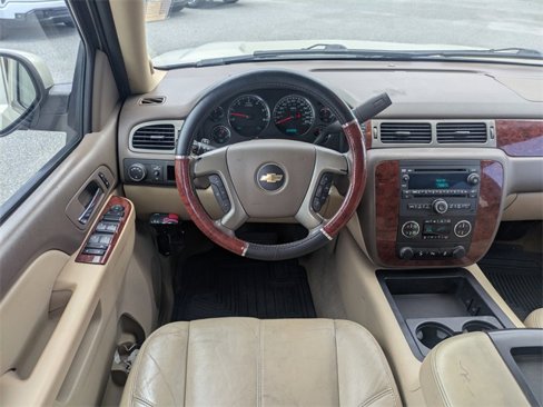 Used 2014 Chevrolet Suburban LT image 17