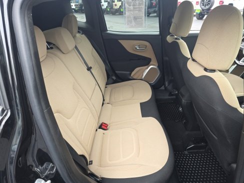Used 2018 Jeep Renegade Latitude w/ Cold Weather Group image 38
