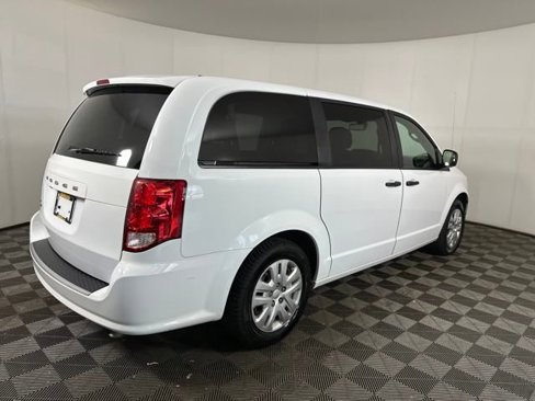 Used 2019 Dodge Grand Caravan SE image 3