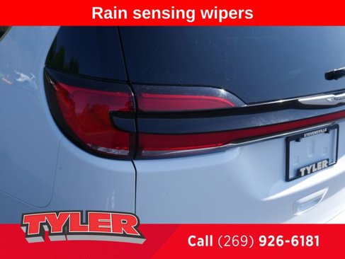 Used 2023 Chrysler Pacifica Touring-L image 11