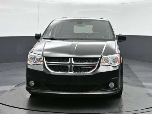 Used 2019 Dodge Grand Caravan SXT image 2