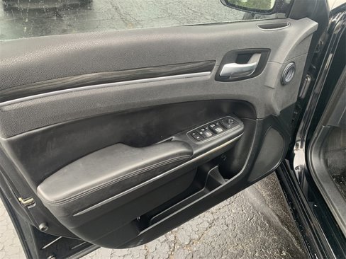 Used 2018 Chrysler 300 Touring L image 13