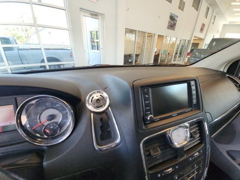 Used 2014 Chrysler Town & Country Touring image 36