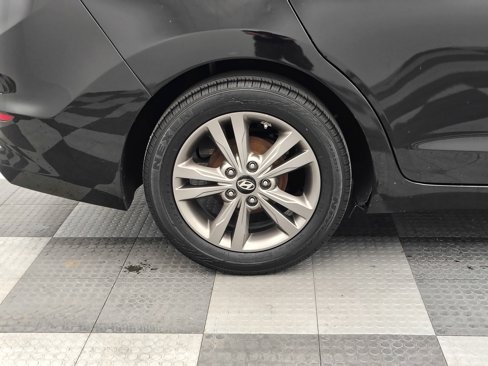 Used 2017 Hyundai Elantra SE image 11