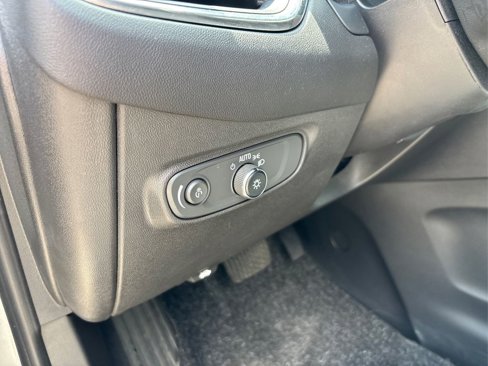 Used 2023 Chevrolet Equinox LT image 38