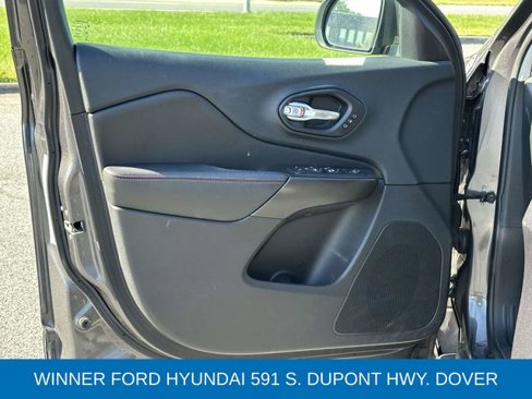 Used 2019 Jeep Cherokee Trailhawk image 10