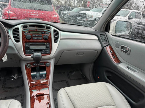 Used 2005 Toyota Highlander Limited image 16