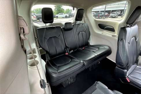 Used 2023 Chrysler Pacifica Touring-L image 23