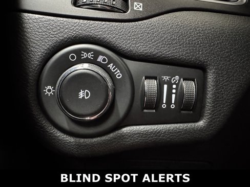 Used 2019 Jeep Cherokee Trailhawk image 11