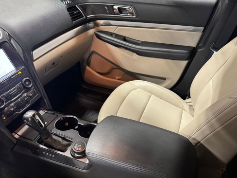 Used 2019 Ford Explorer XLT w/ Equipment Group 202A image 12