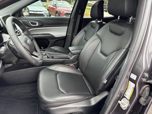 Used 2024 Jeep Compass Latitude image 11