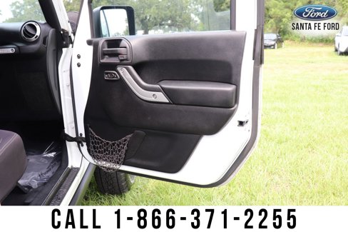 Used 2015 Jeep Wrangler Unlimited Rubicon w/ Connectivity Group image 42