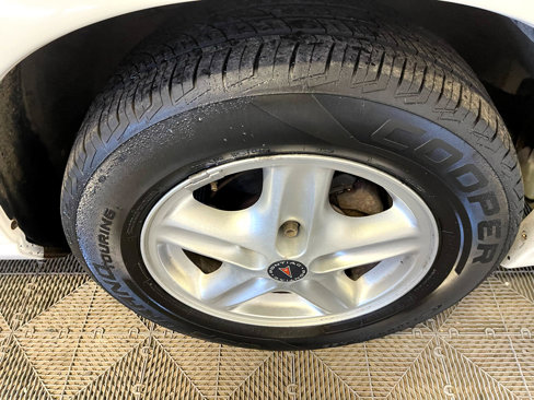 Used 2002 Pontiac Grand Prix SE w/ Widetrack Smart Pkg image 11