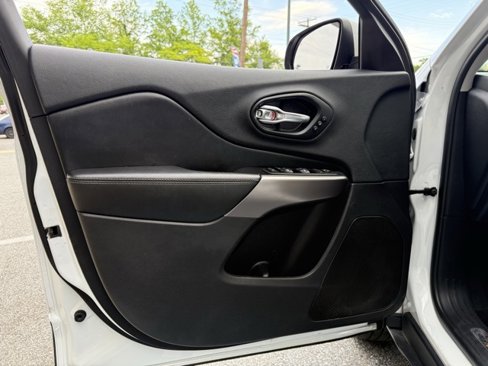 Used 2019 Jeep Cherokee Limited image 23