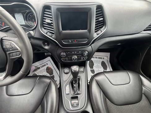 Used 2020 Jeep Cherokee Latitude Plus image 11