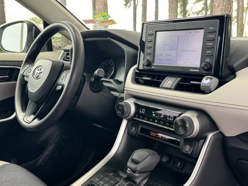 Used 2020 Toyota RAV4 XLE image 18