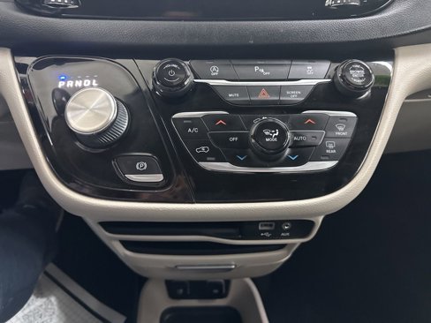 Used 2020 Chrysler Pacifica Touring-L image 39