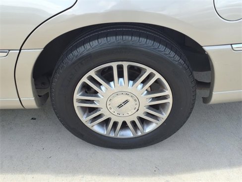 Used 2007 Lincoln Town Car Signature Limited image 25